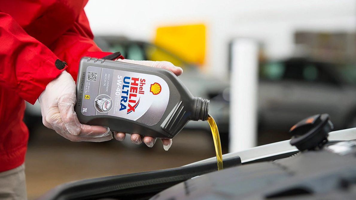 Shell Lubricants Öl wird bei einem Auto in die Hube geleert