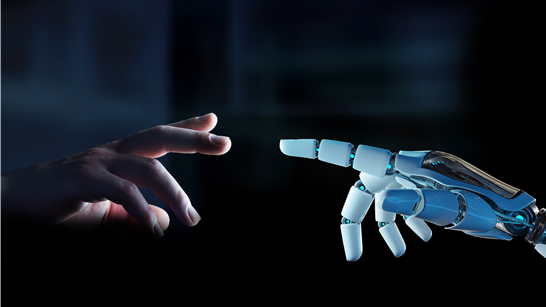 Zwei Finger die sich fast berühren, eine menschliche Hand und eine Roboterhand