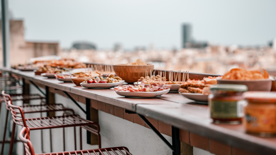 isolutions Office Barcelona Food auf Dachterrasse mit View