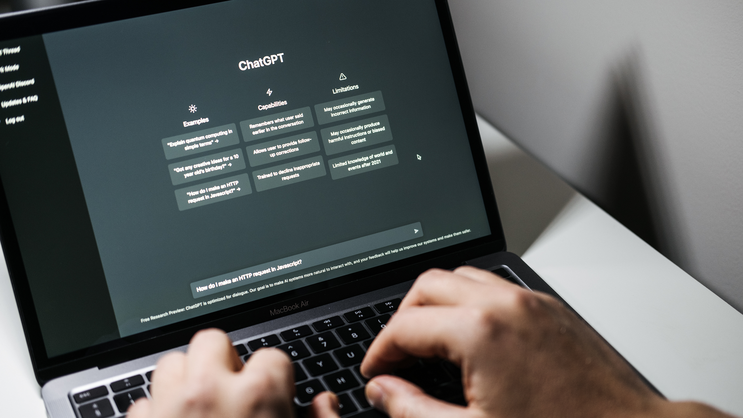 Mann der auf MacBook etwas in ChatGPT eintippt