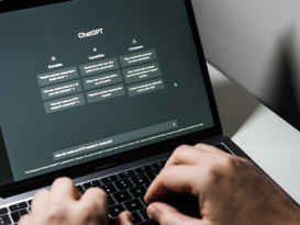 ChatGPT Blog Mann der auf MacBook etwas in ChatGPT eintippt