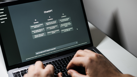 ChatGPT Blog Mann der auf MacBook etwas in ChatGPT eintippt