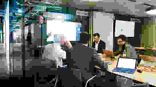 isolutions Solutions Sitzungszimmer mit 5 Männern am Laptoon