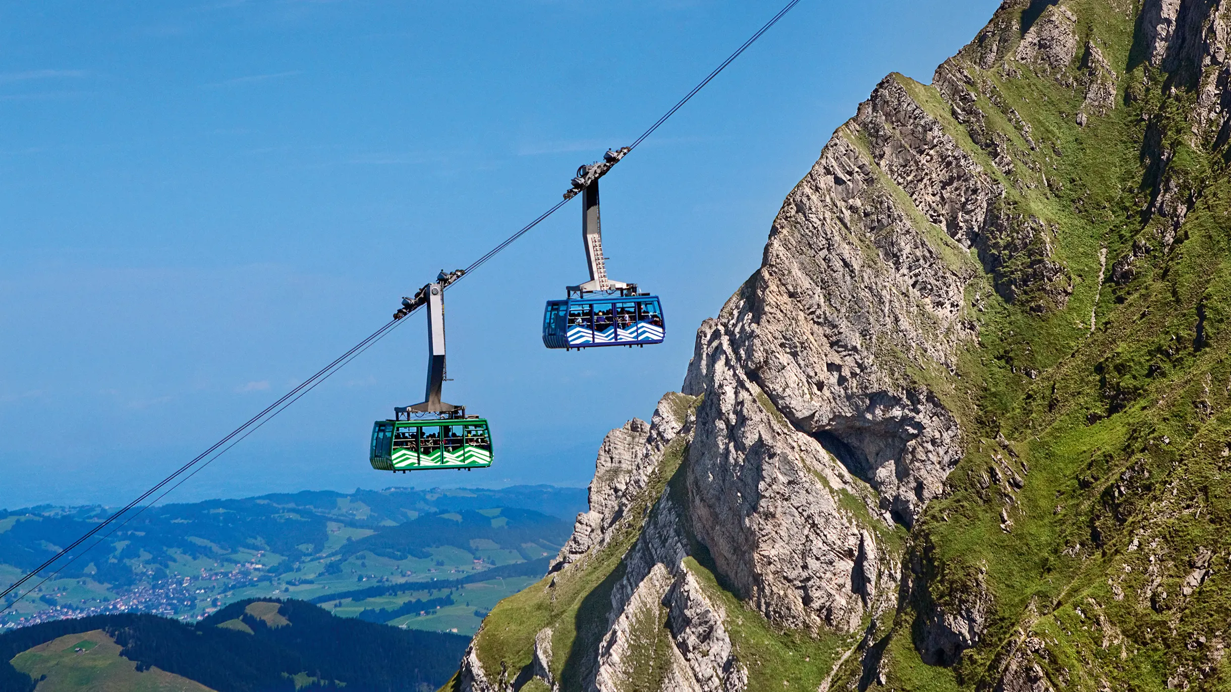 Zwei Seilbahnen der Seilbahnen Schweiz, welche den bergauf fahren