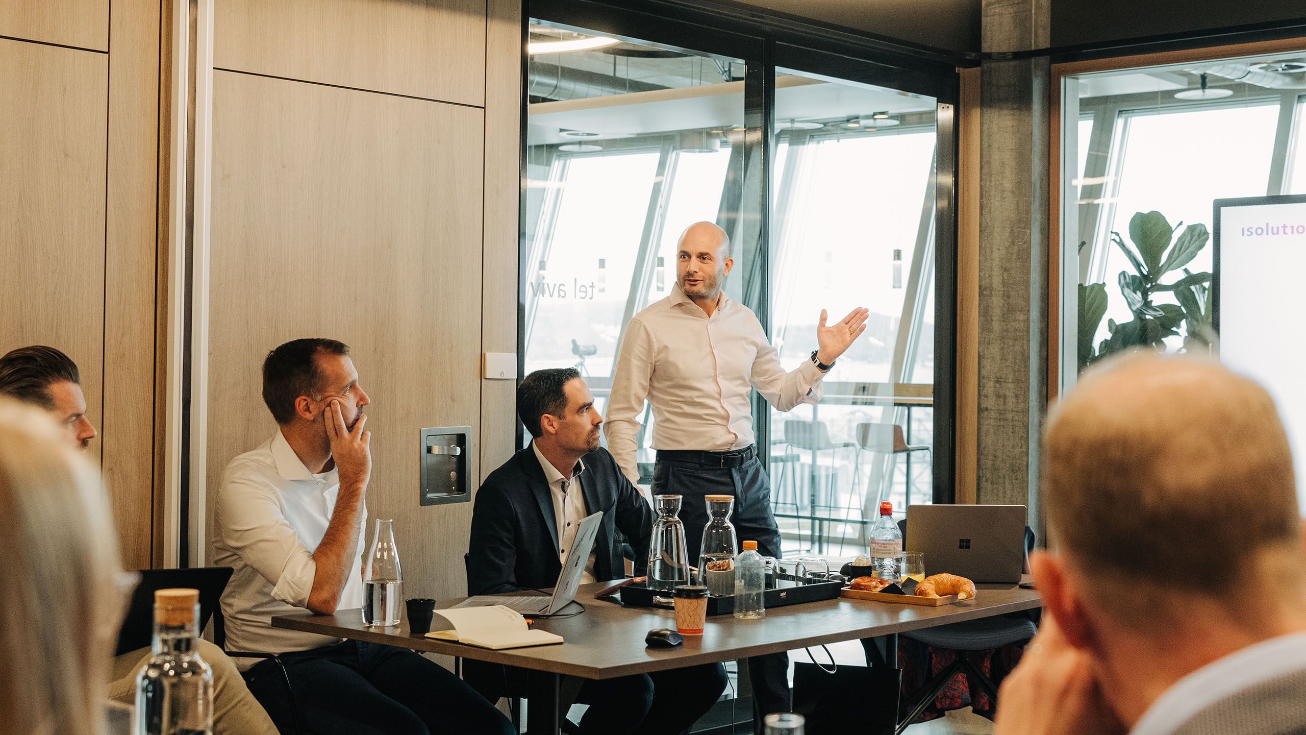 Präsentation von Enterprise Operations in einem Meetingraum