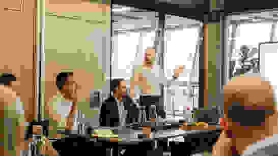 Präsentation von Enterprise Operations in einem Meetingraum