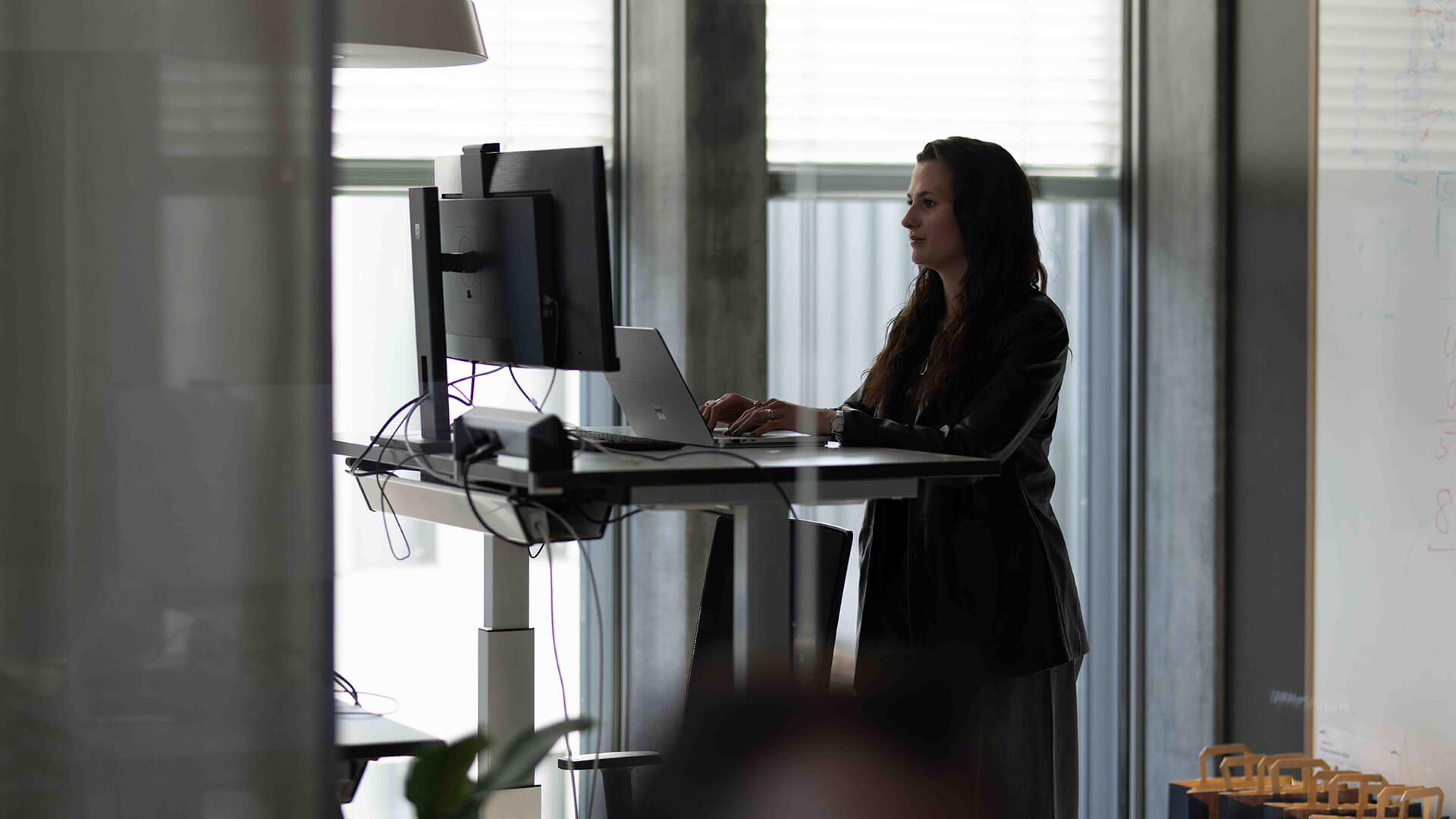 Einzelne Person am Arbeitsplatz