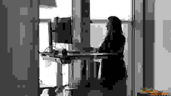 Einzelne Person am Arbeitsplatz Einzelne Person am Arbeitsplatz