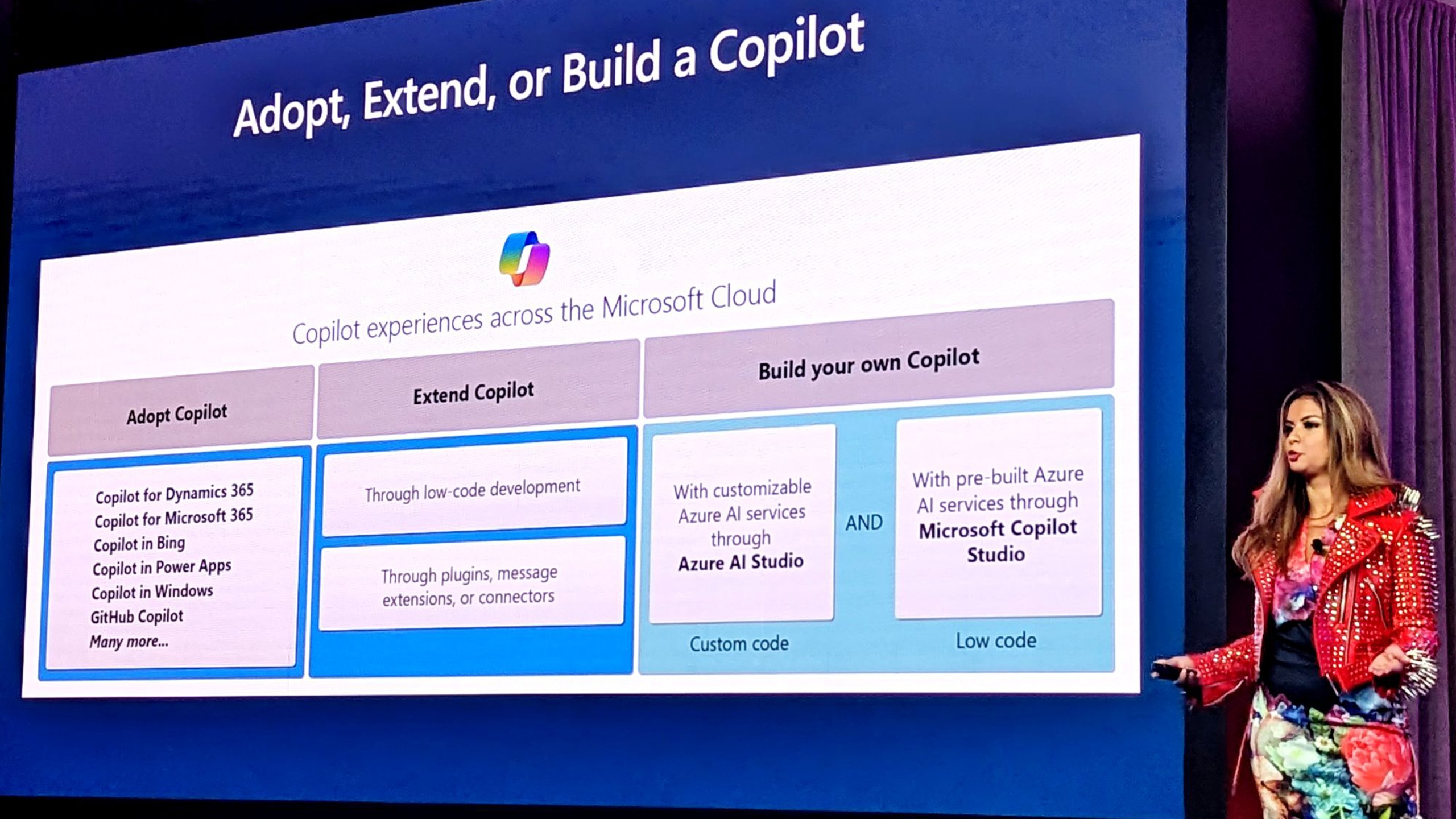 Screen an der Microsoft Ignite, wie Copilot in jedem Produkt eingebunden wird