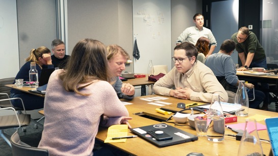 Scrum Master In A Day Working Workshop mit verschiedenen Stationen in einem Meetingraum