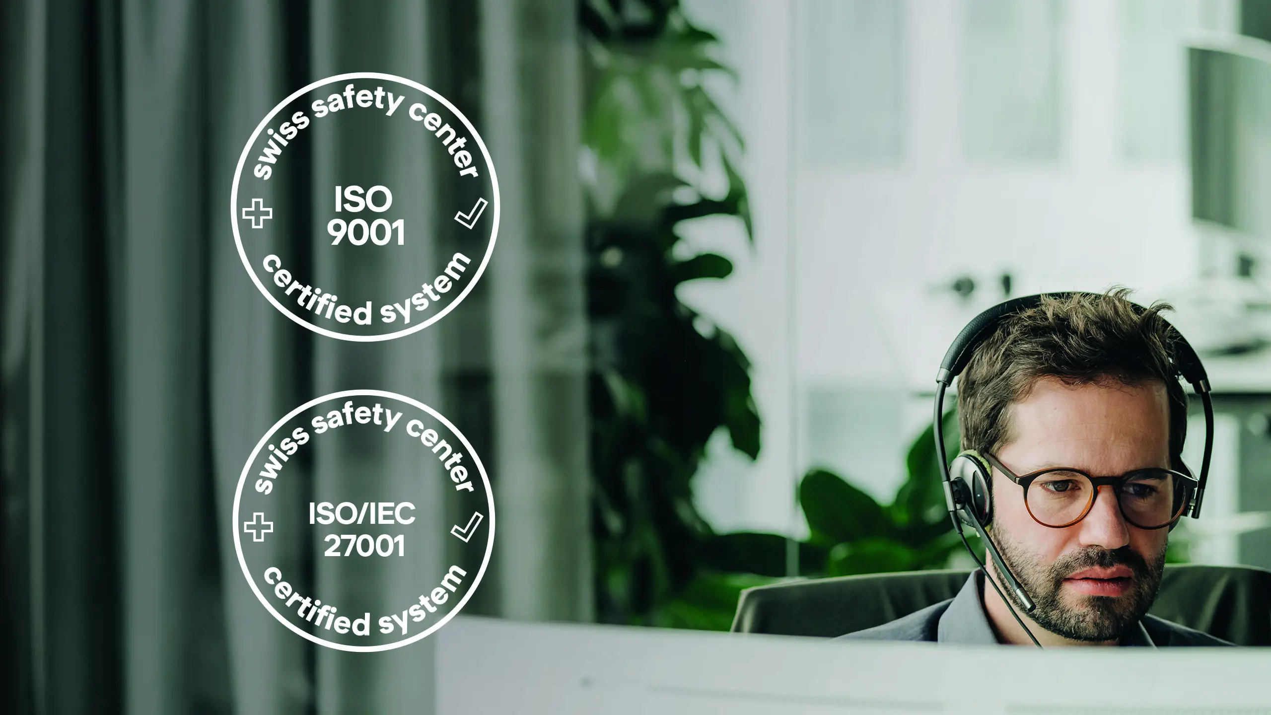 Mann im Bild und rechts davon die Icons der ISO Zertifizierung 27001 und 9001
