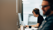 Offene Stelle bei isolutions als Informatiker EFZ Plattformentwicklung Männlicher Informatiker Plattformentwicklung arbeitet mit Headset an PC
