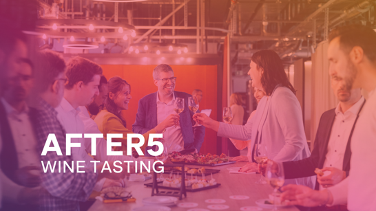 After5 Wine Tasting Visual After5 Wine Tasting mit Logo und im Hintergrund Leute bei einer Degustation in farbigem Verlauf