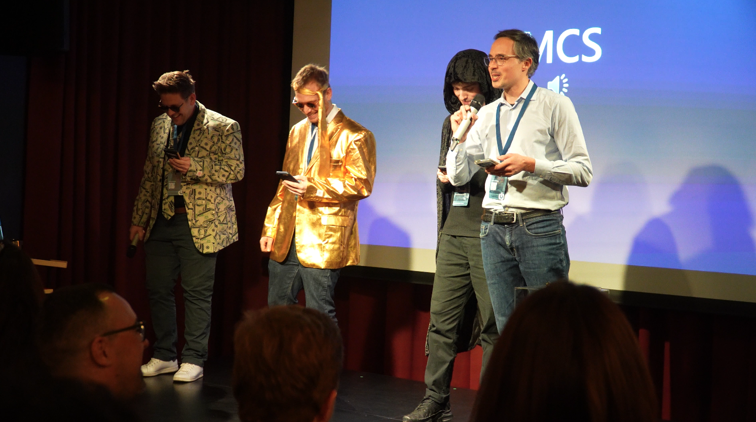 Vier Herren auf der Bühne singen einen Song über ihre Dienstleistung