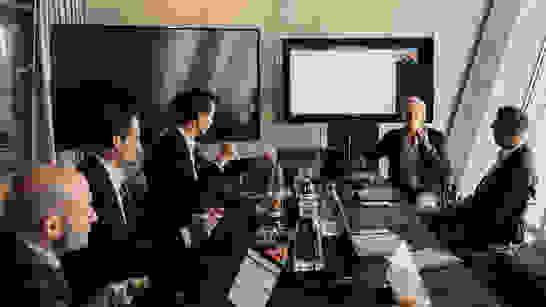 Digital Sales Digital Sales Besprechung mit 7 Männern in modernem Meetingroom