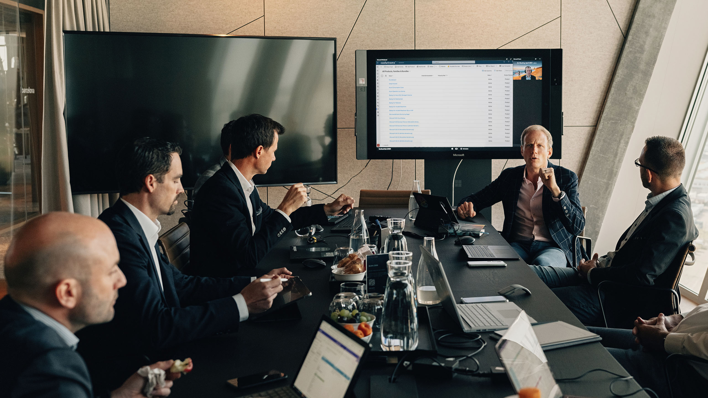 Digital Sales Besprechung mit 7 Männern in modernem Meetingroom