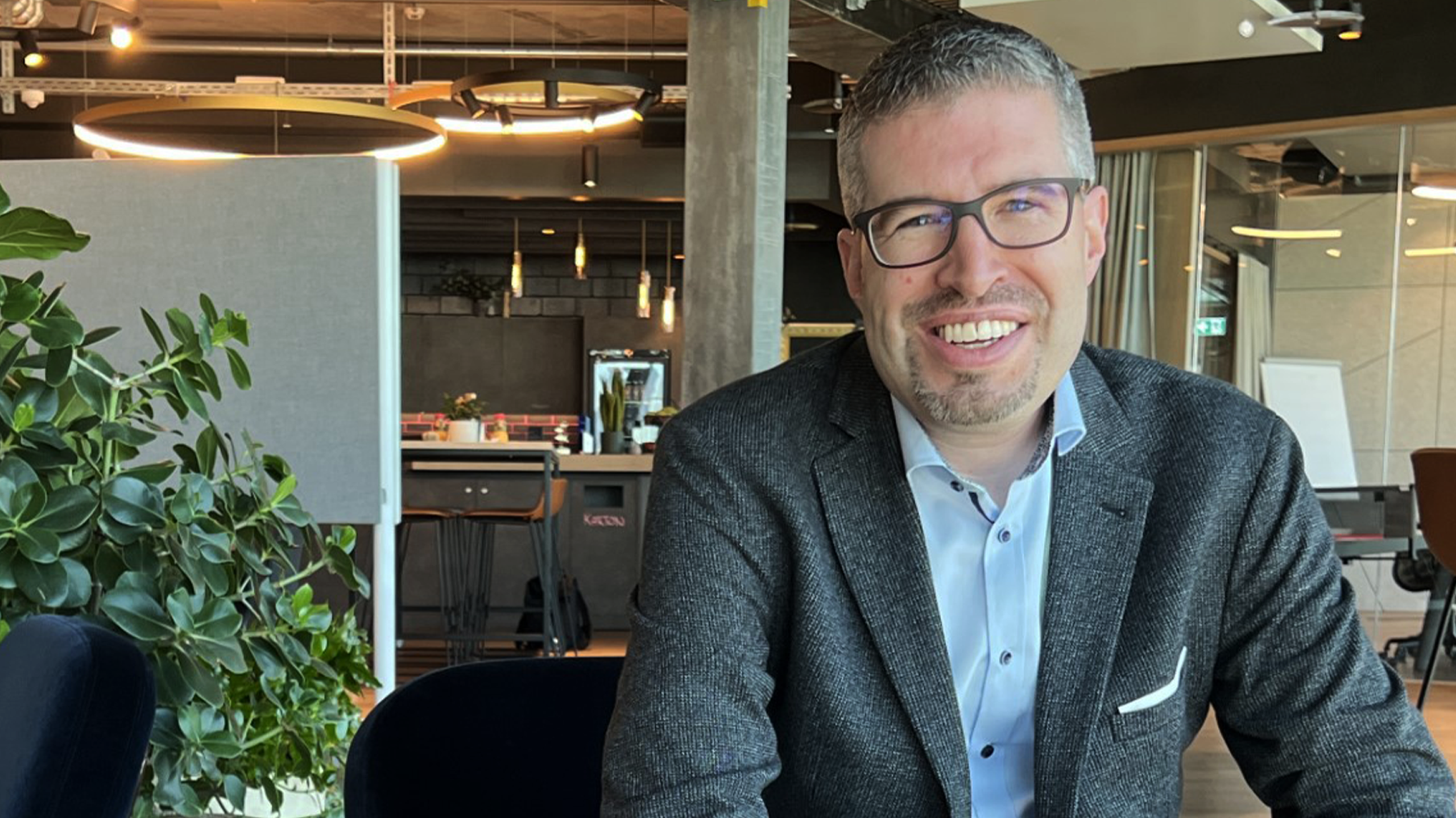Adrian Hummel im isolutions Büro am Zürcher Flughafen