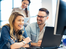 Intranet Sharepoint Offering People Frau und Mann vor einem Computer am lachen