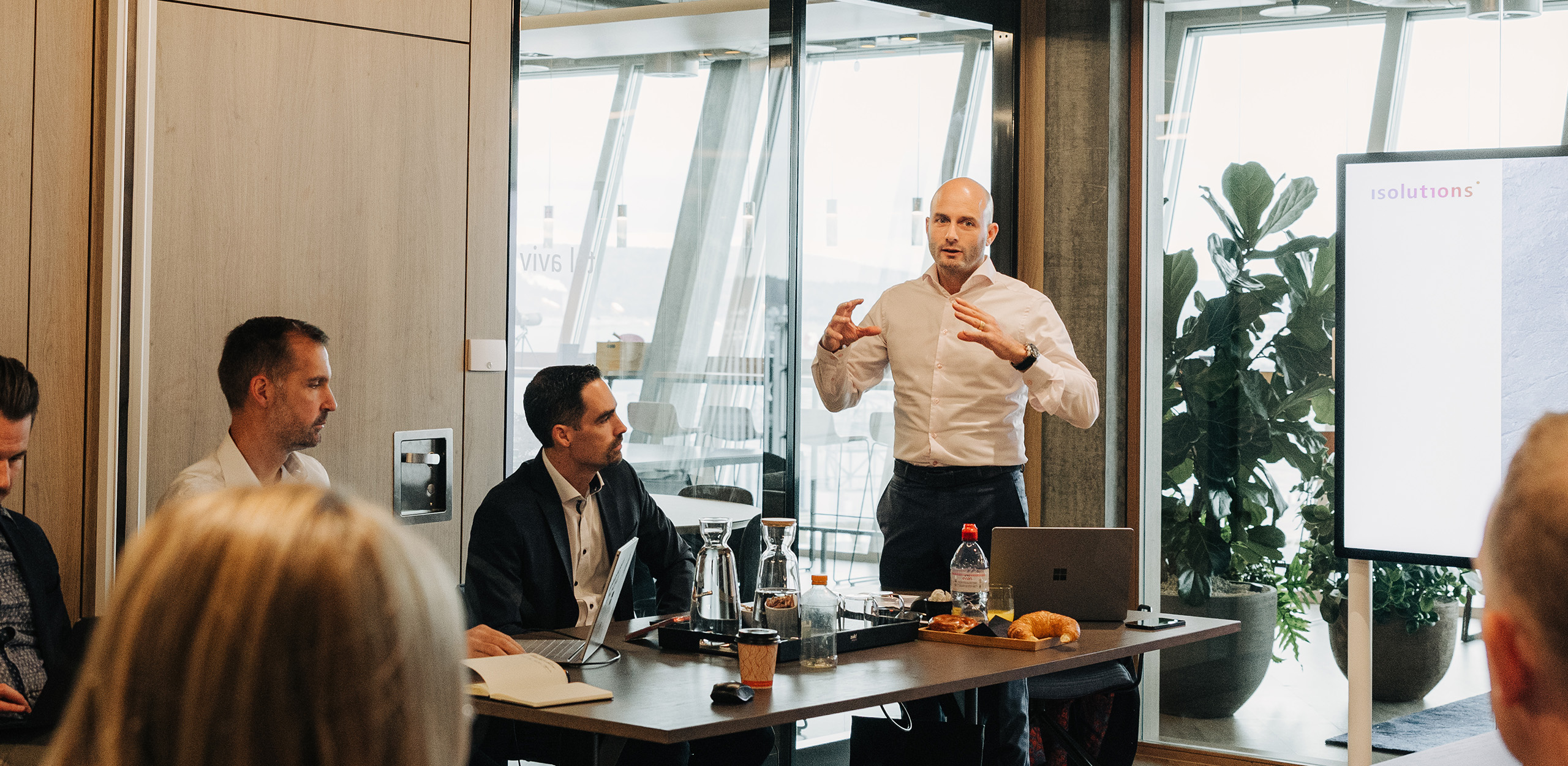 Josua Regez hält Vortrag in einem Meetingraum vor dem Team