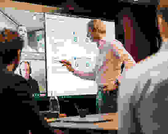 Marketing Automation - Costumer Journey Remote Meeting, wo Customer Journey für Marketing Automation skizziert wird
