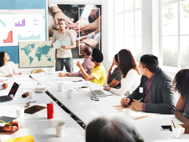 Nonprofit Education Header Sitzung mit verschiedenen Personen und Nationalitäten