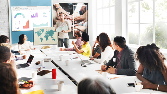 Nonprofit Education Header Sitzung mit verschiedenen Personen und Nationalitäten