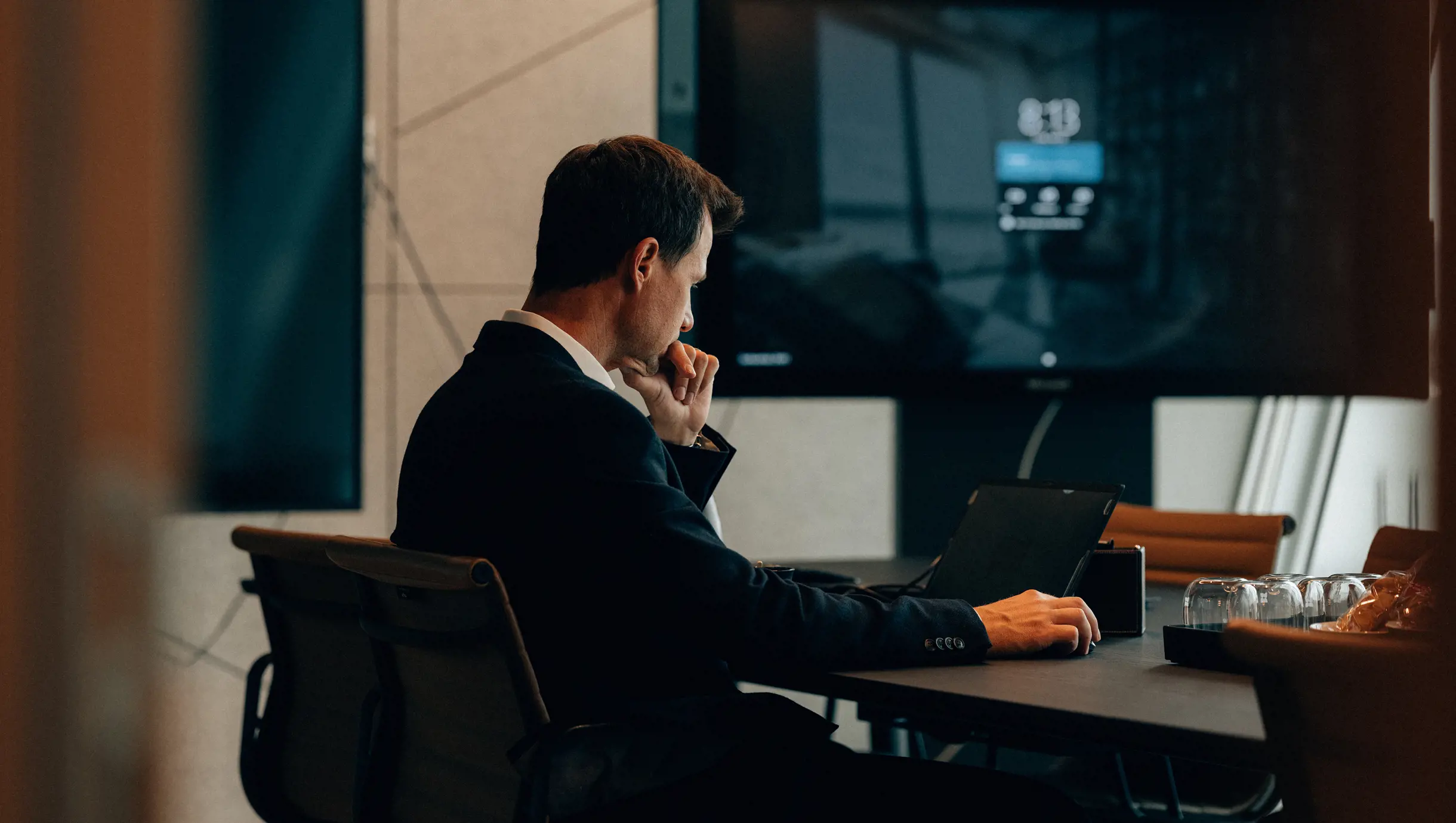 Männlicher Client Engineer und Architect sitzt vor Laptop und arbeitet