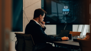 Offene Stelle bei isolutions als Client Engineer & Architect Männlicher Client Engineer und Architect sitzt vor Laptop und arbeitet