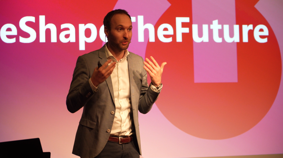 Noah Heynen Keynote Noah Heynen, CEO Helion, auf der Bühne