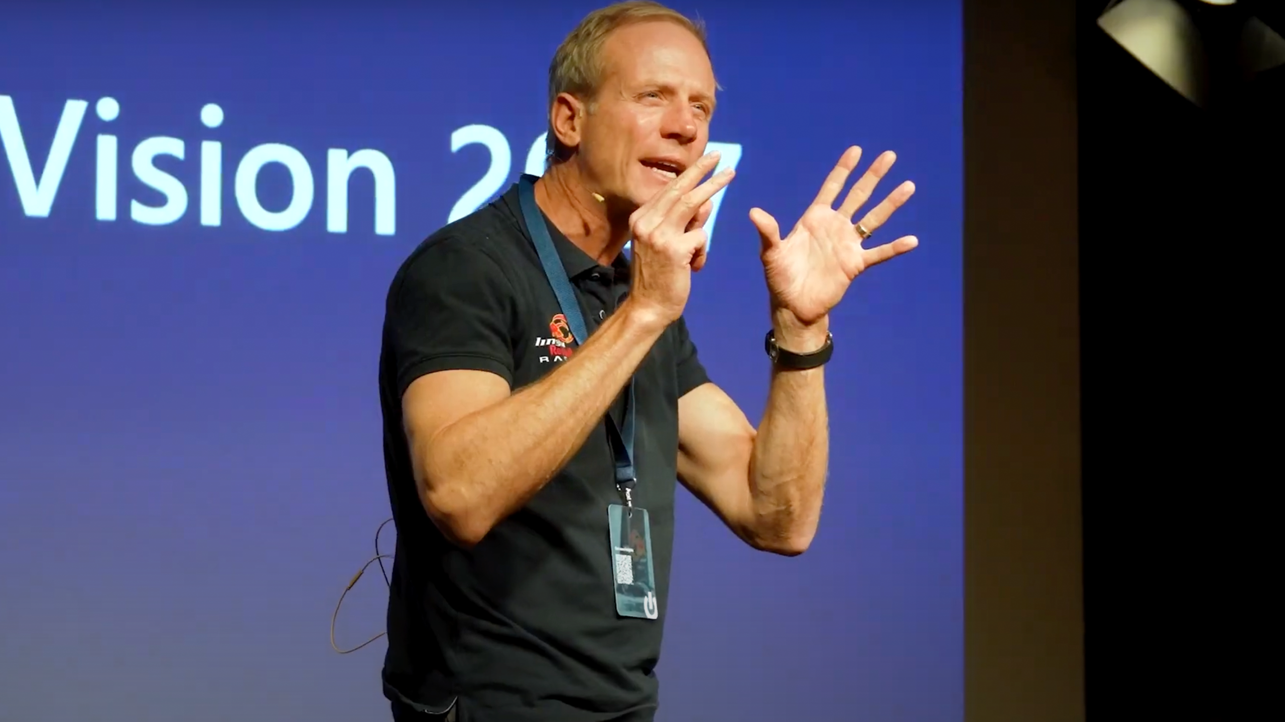 Benjamin Regez, Co-Founder isolutions, auf der Bühne über die Vision von isolutions