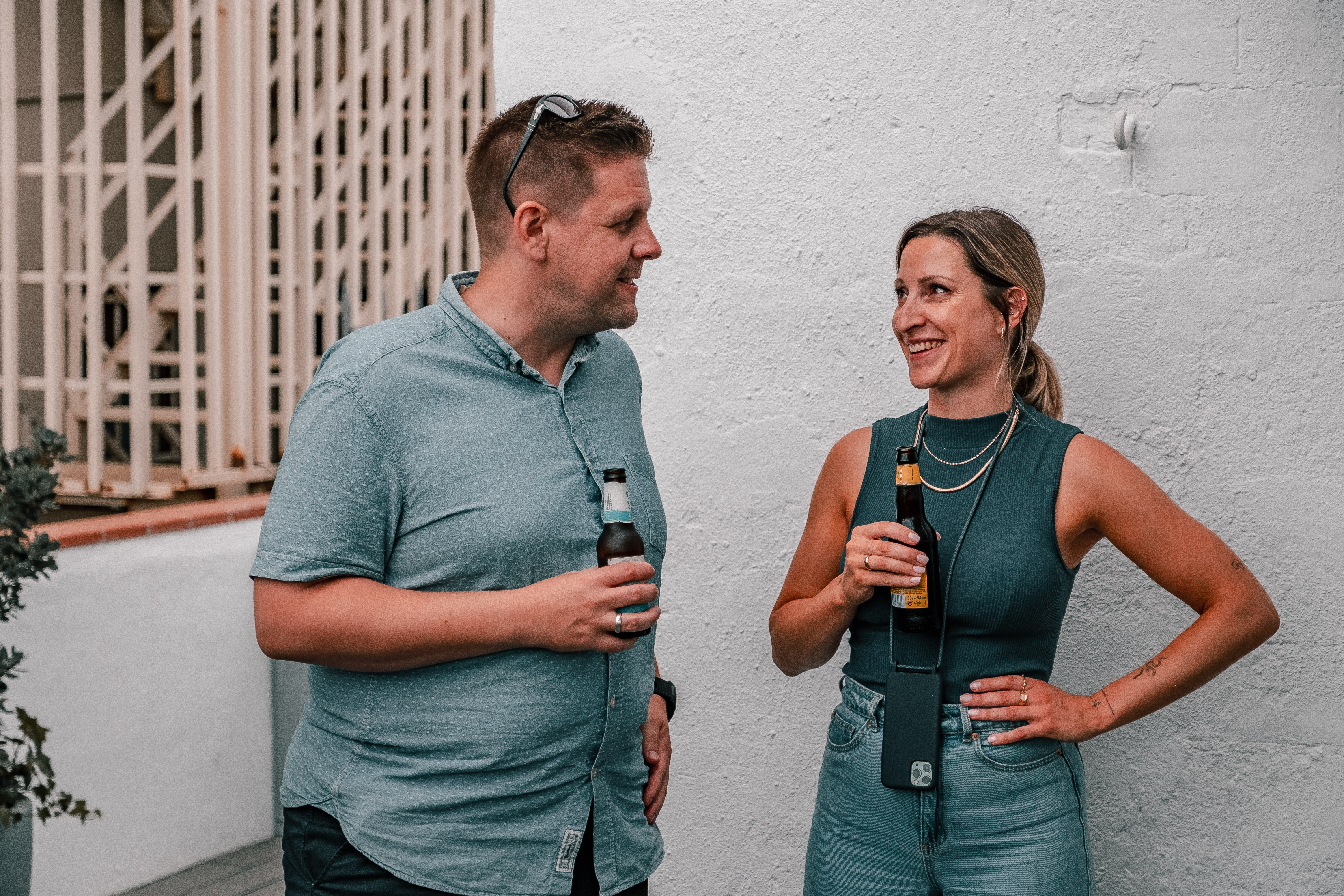 Mann und Frau halten ein Bier in der Hand und unterhalten sich