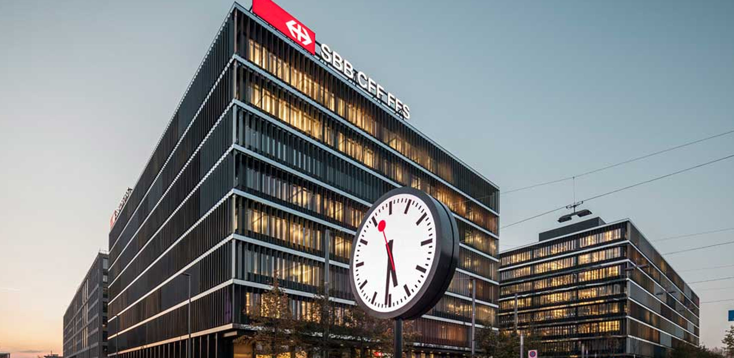 SBB Gebäude von aussen mit grosser Uhr