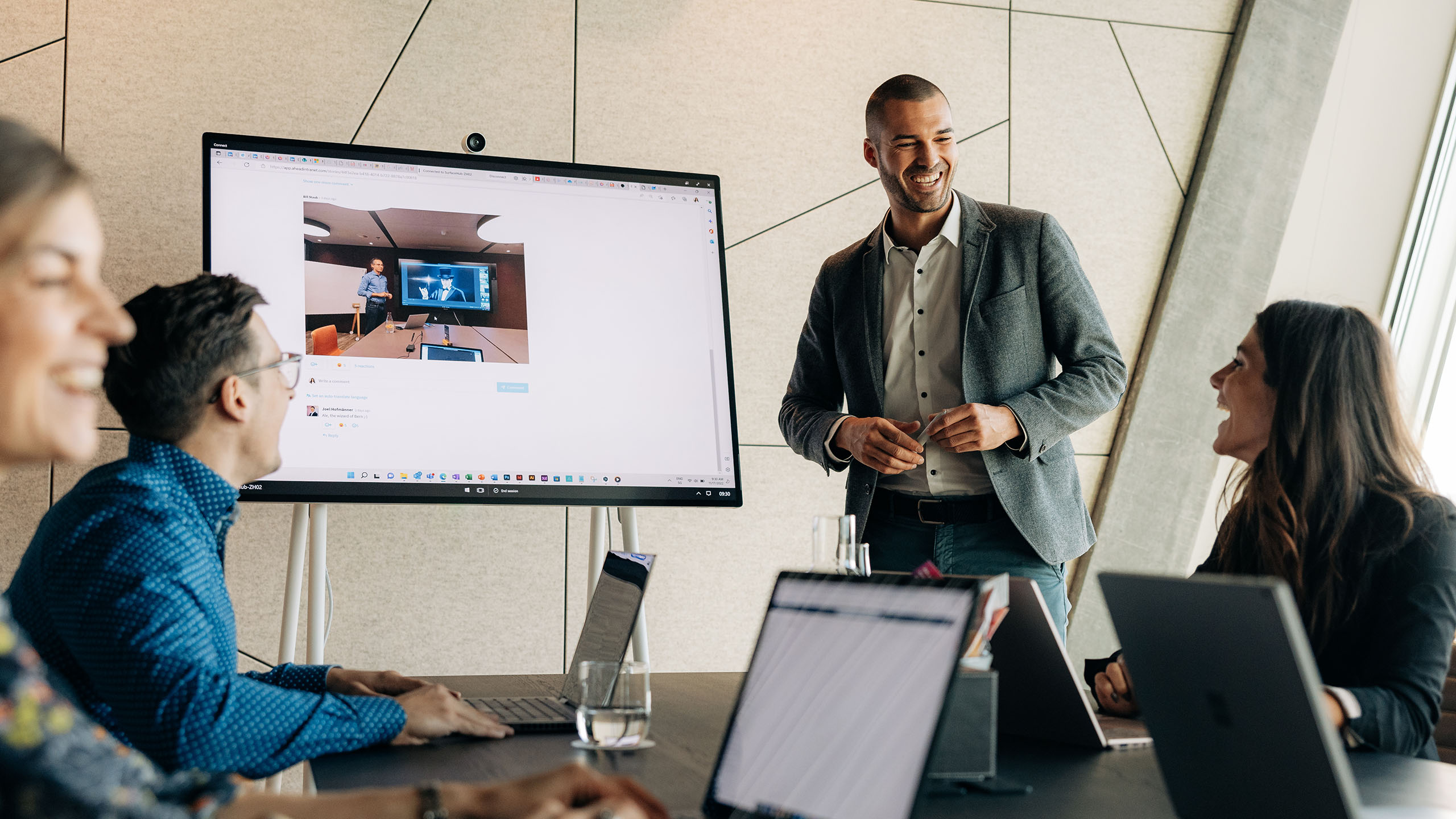 Meeting mit 4 Personen am Laptop die am lachen sind