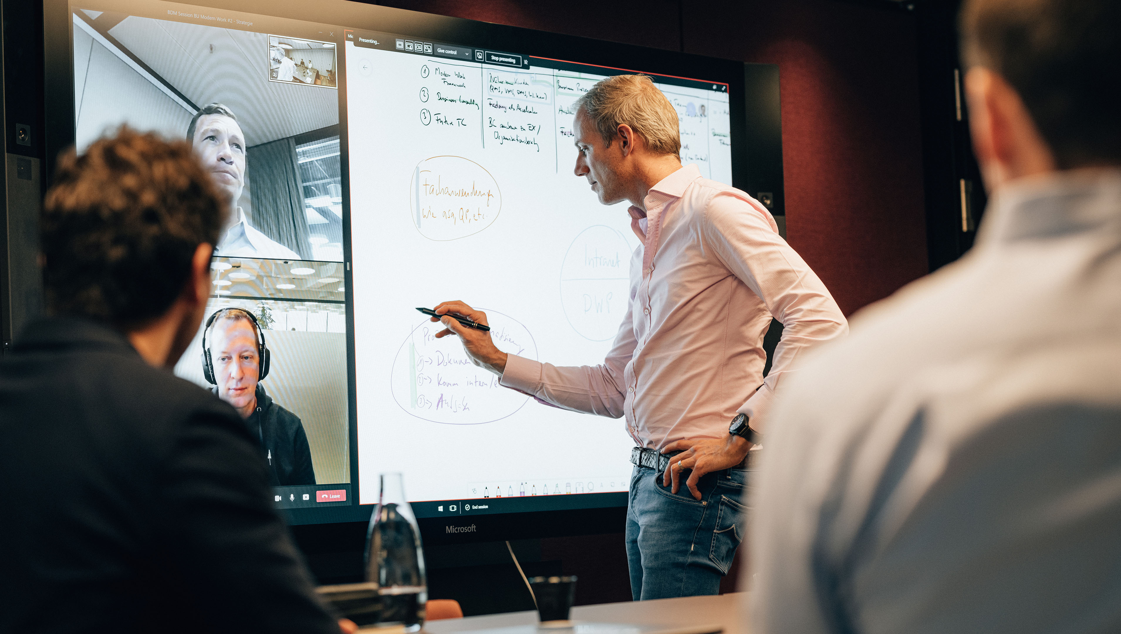 Hybdrides Meeting zeigt Mann am Screen