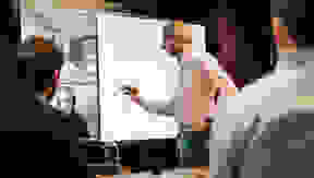 isolutions one-stop-shop Hybdrides Meeting zeigt Mann am Screen