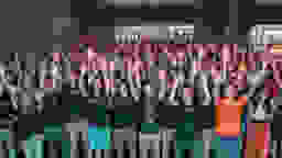 Beachbootcamp Alle isolutions Mitarbeitende, welche die Hände nach oben heben