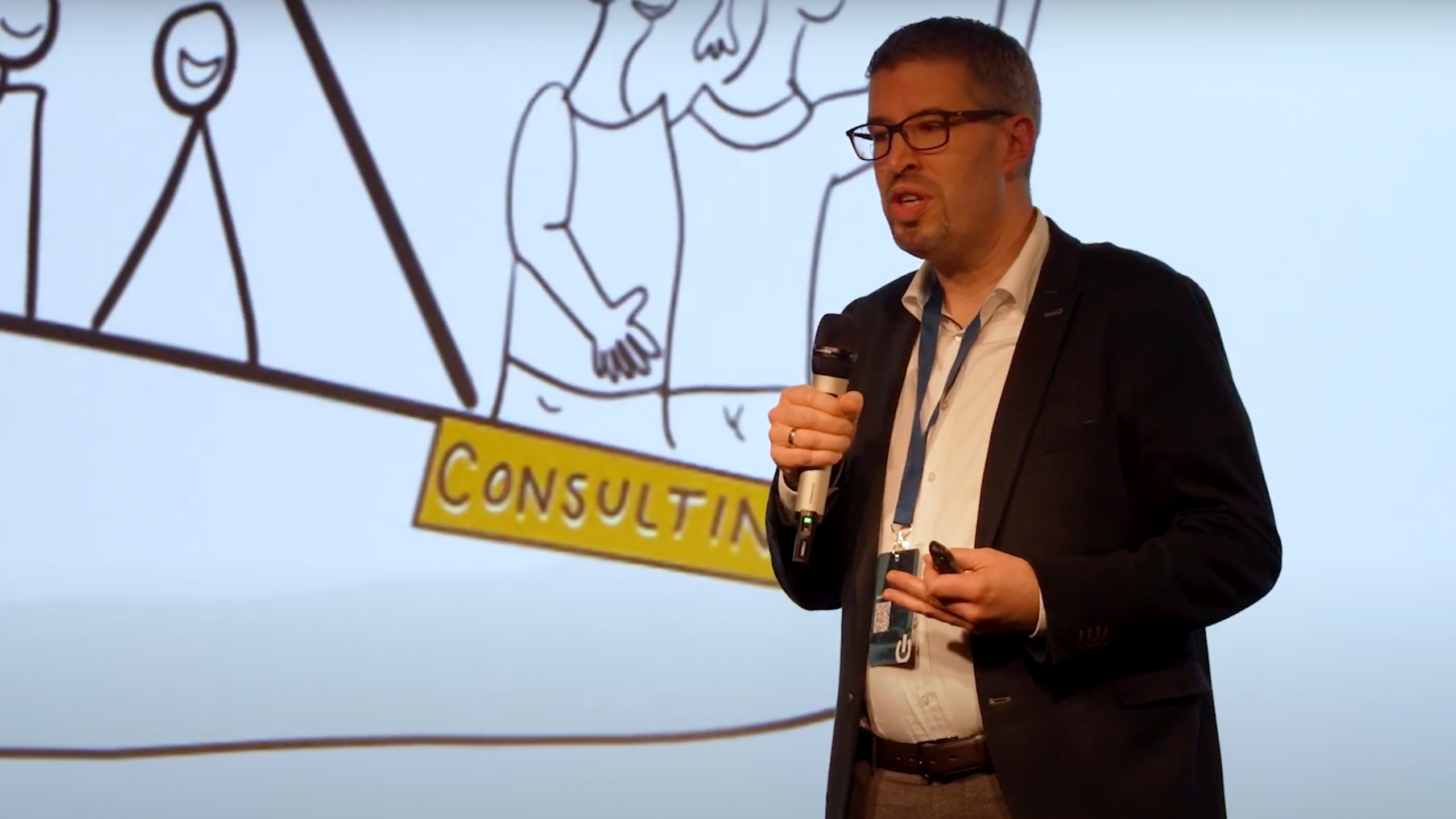 Adrian Hummel auf der Bühne über das Consulting bei isoltuions