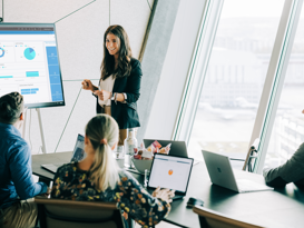 Business Relevanz Marketing Sitzung mit 4 Personen mit Kennzahlen auf dem Screen