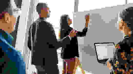 isolutions Consulting Procedure Understanding Meeting mit 4 Personen und Skizzierung des Leadprozesses an einer Wandtafel