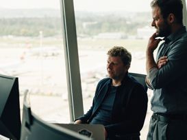 Künstliche Intelligenz Zwei Herren diskutieren in einem Büro vor dem Computer