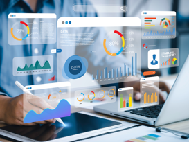 CRM Datenanalyse Ein Analyst sitzt vor einen Computer und einem Dashboard voller Datenanalysen