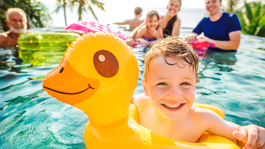 isolutions Blog Customer Experience Family in Pool mit Kinder am Sommeruralub geniessen