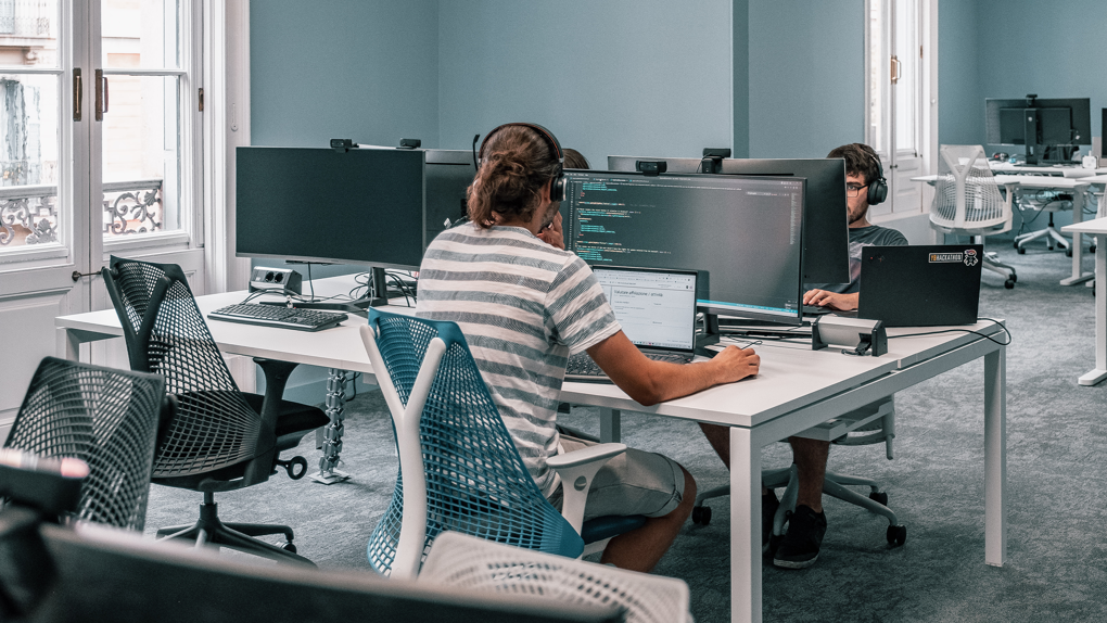 Menschen arbeiten im isolutions Office in Barcelona