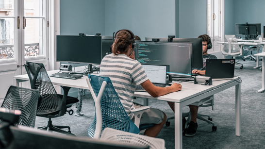 isolutions Barcelona Office Menschen arbeiten im isolutions Office in Barcelona