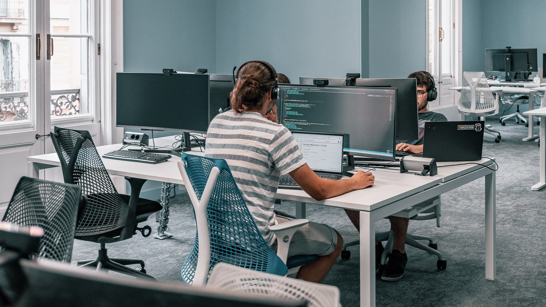 Menschen arbeiten im isolutions Office in Barcelona