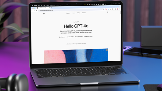 GPT-4 Omni Laptop mit Screenshot der OpenAI Website