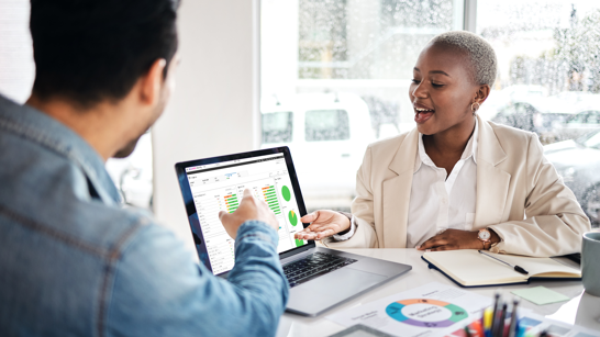 Webinar Serie User Experience Riverbed Messbarkeit Eine Frau und ein Mann sitzen vor einem Laptop und besprechen Grafiken