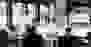 Enterprise Experts Arbeitsplatz, wo Mitarbeitende am Laptop und Screen als Enterprise Experts arbeiten