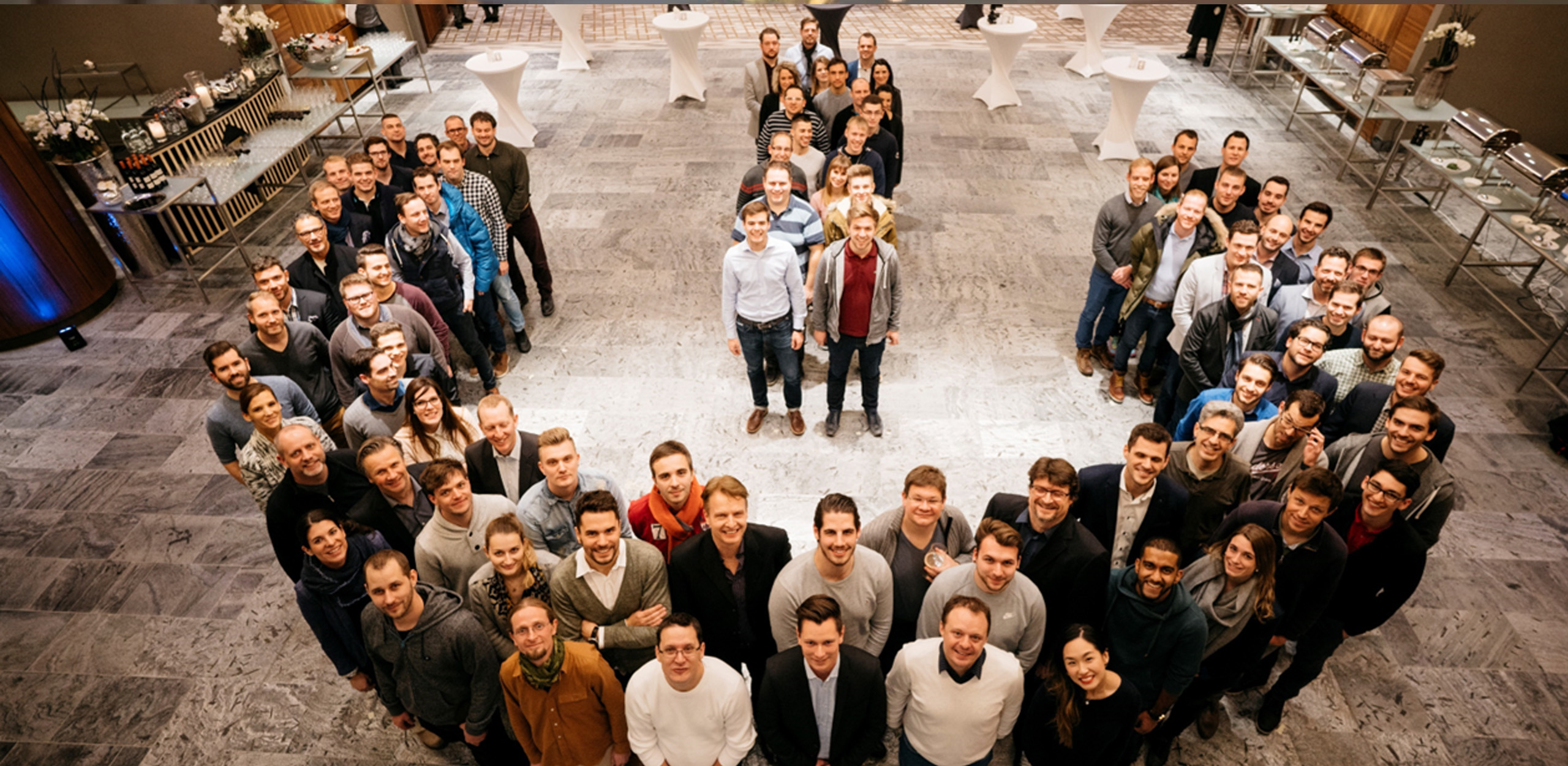 Menschen stehen und formen das On Zeichen