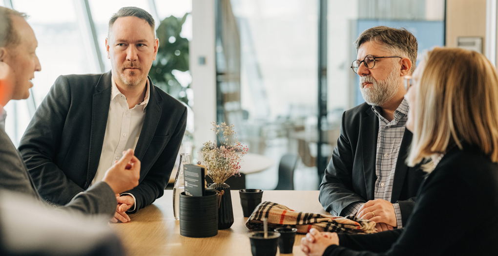 Besprechung von Costumer Services und Omnichannel Service an einem Hochtisch